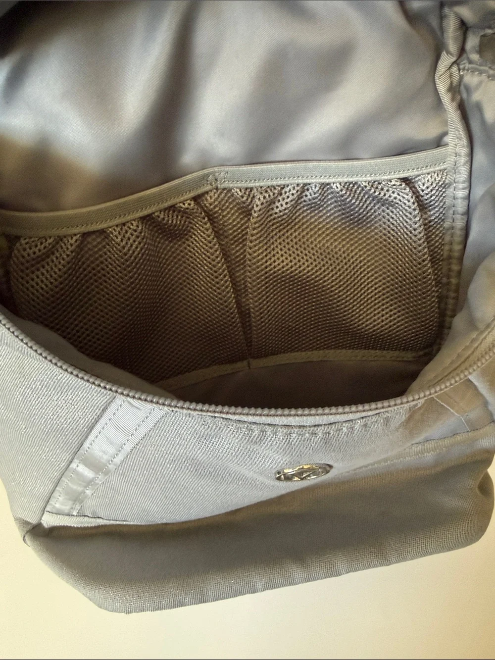Ivivva sz Small Light Gray Backpack Casual Daypack athletic good pre owned cond